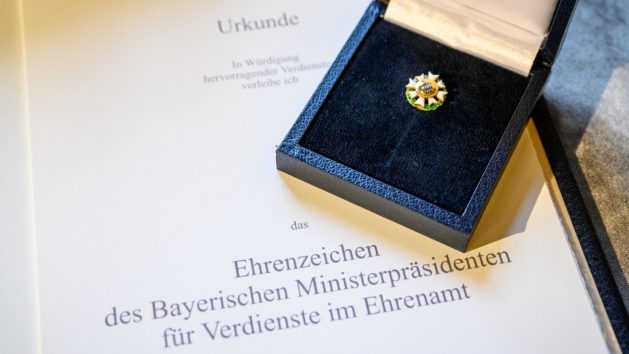 Das Ehrenzeichen des Bayerischen Ministerpräsidenten ist ein sichtbares äußeres Zeichen des öffentlichen Dankes für langjährige hervorragende Leistungen von Bürgerinnen und Bürgern, die sich uneigennützig in den Dienst der Allgemeinheit stellen.